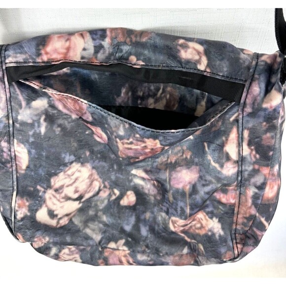 Lululemon Festival Crossbody Bag II 5L Frosted Rose Multi Black Full Zip - Picture 7 of 14